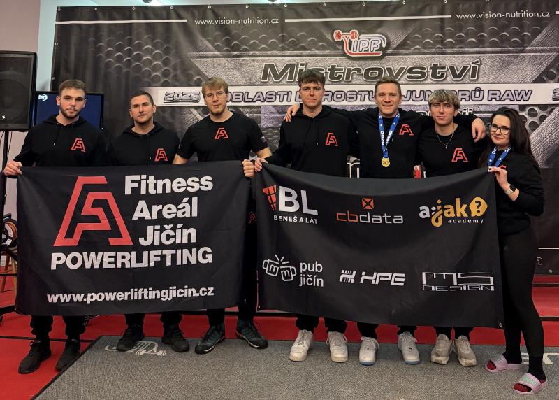 Společná fotka závodníků a dalších členů klubu